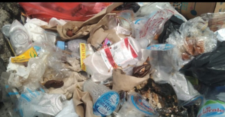 Limbah B3 yang ditemukan Di tempat Sampah Domestik Klinik Pratama Yulia. //Foto : ARB, Lensa Gorontalo.Id